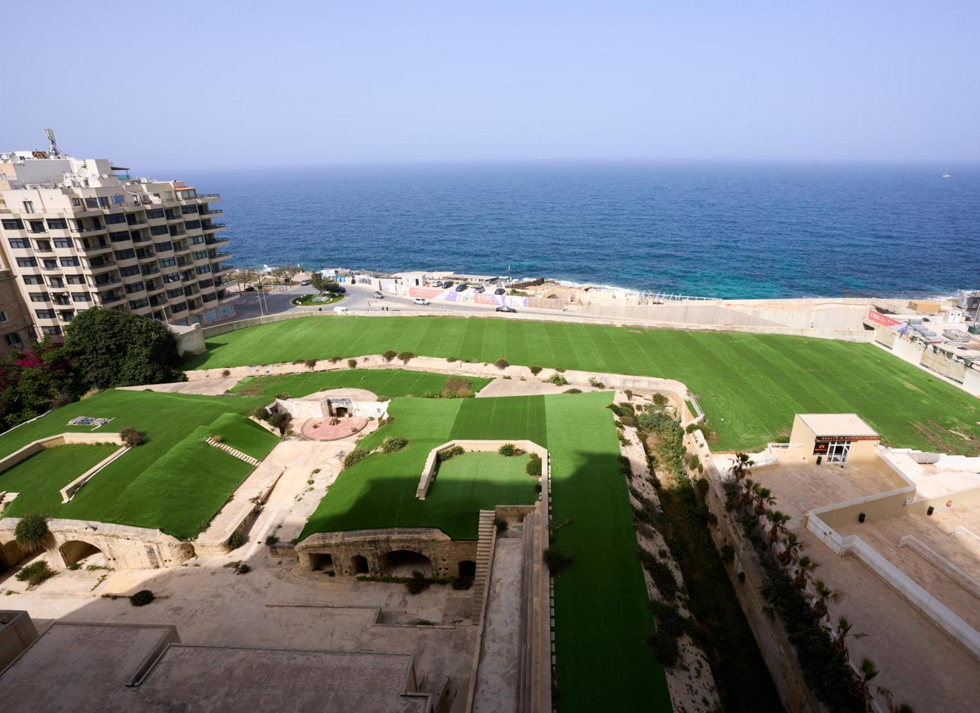 Stunning 3-Bedroom Seaview Retreat In Fort Cambridge Sliema Kültér fotó