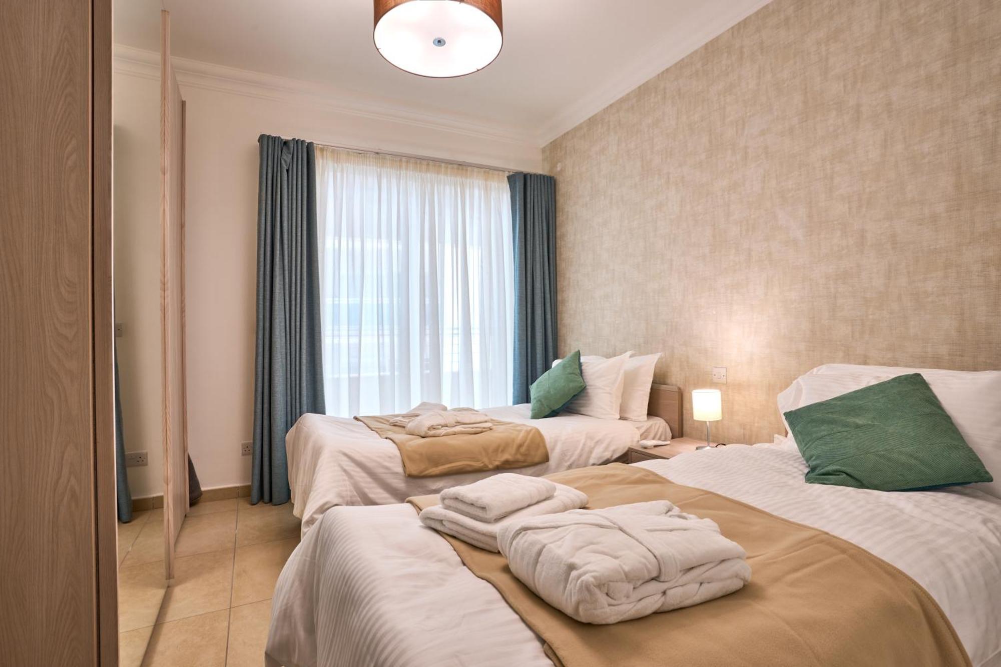 Stunning 3-Bedroom Seaview Retreat In Fort Cambridge Sliema Kültér fotó