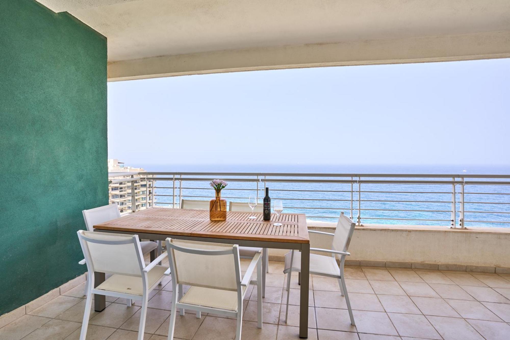 Stunning 3-Bedroom Seaview Retreat In Fort Cambridge Sliema Kültér fotó