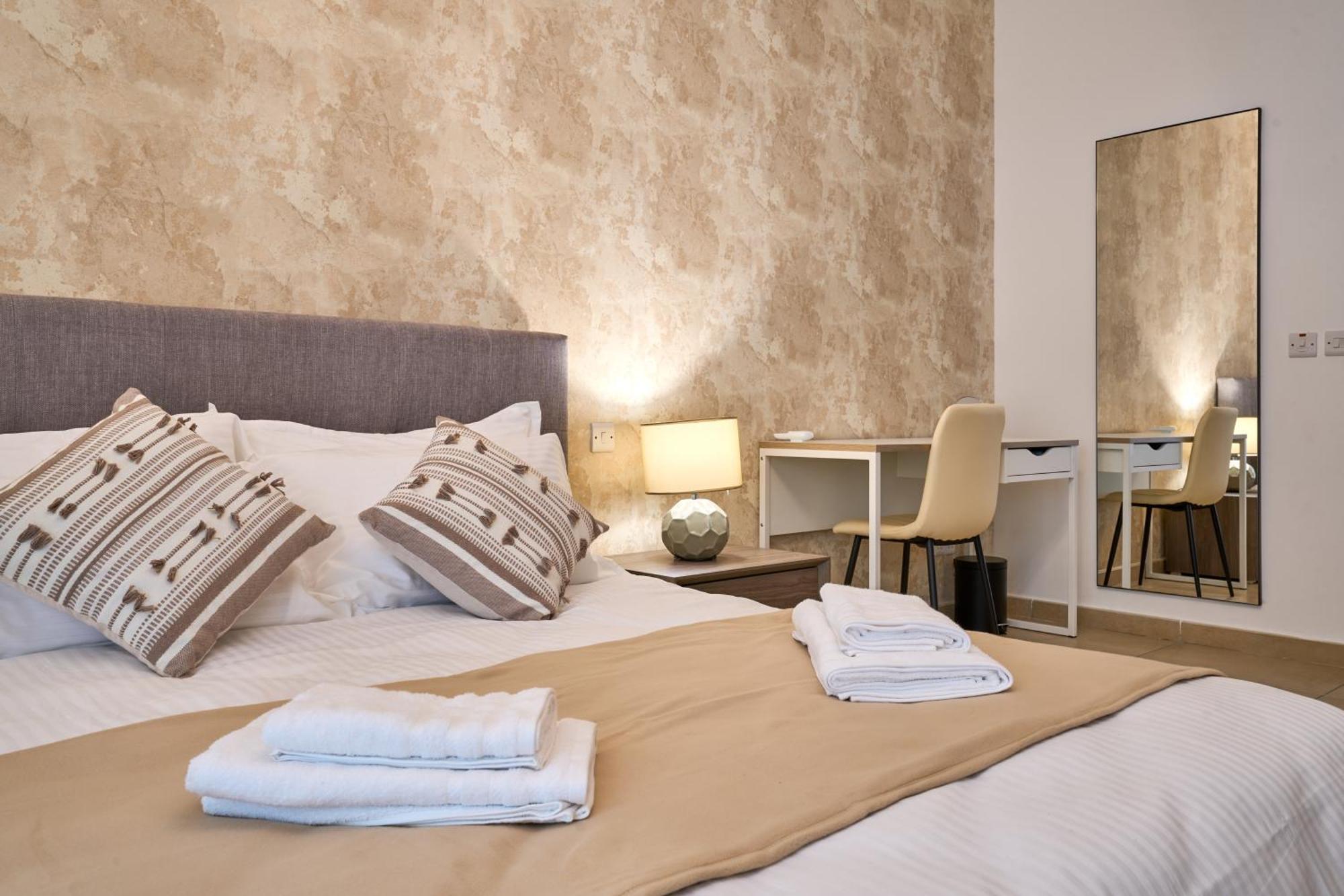 Stunning 3-Bedroom Seaview Retreat In Fort Cambridge Sliema Kültér fotó